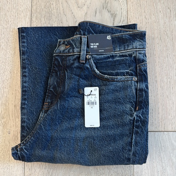 Express Mid Rise Dark Wash Raw Hem Yoke Seam 70’s Flare Jeans Size 4 Short NWT - Picture 12 of 12